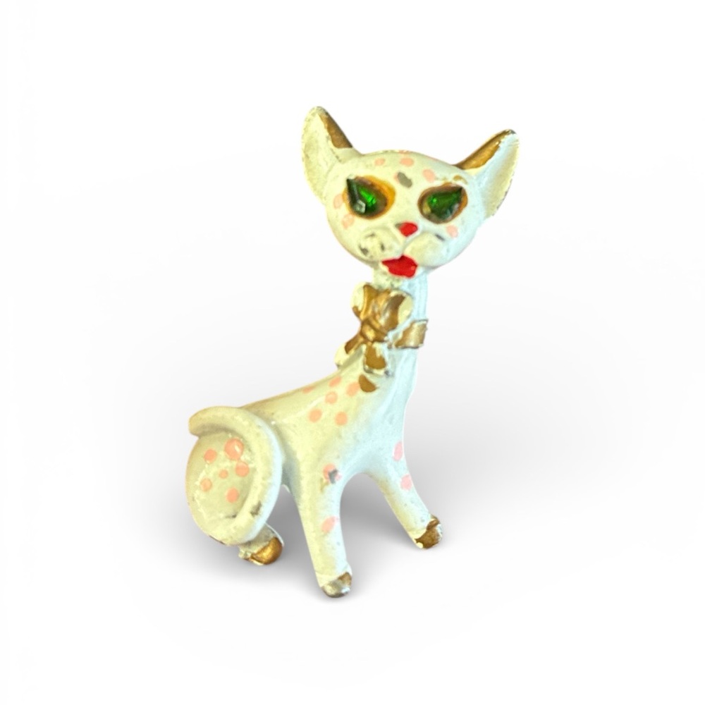 ✨ 3/$15 ✨ White Enameled Cat Brooch
